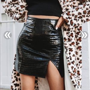 Trendy and Tipsy, Black croc/snakeskin printed mini skirt, Size s, NEW